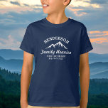 Vintage Familien Wiedersehen Trip Coole Berggipfel T-Shirt<br><div class="desc">Die Berge rufen und wir müssen gehen! Ein perfektes Design für einen Familienausflug oder eine Wiedersehen oder einen Ausflug in die Berge mit einem Vintagen, weißen Logo und einer coolen Silhouette. Personalisieren Sie mit 4 Textzeilen - Ihrem Namen, "Family Wiedersehen", "Family Trip", Standort, Datum, etc. Ein lustiger, rustikaler Ausflug, um...</div>