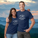 Vintage Familien Wiedersehen Trip Coole Berggipfel T-Shirt<br><div class="desc">Die Berge rufen und wir müssen gehen! Ein perfektes Design für einen Familienausflug oder eine Wiedersehen oder einen Ausflug in die Berge mit einem Vintagen, weißen Logo und einer coolen Silhouette. Personalisieren Sie mit 4 Textzeilen - Ihrem Namen, "Family Wiedersehen", "Family Trip", Standort, Datum, etc. Ein lustiger, rustikaler Ausflug, um...</div>