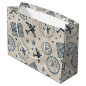 Vintage-Flugreise-Pass-Stempel-Muster (1) Große Geschenktüte (Rückseite Schrägansicht)