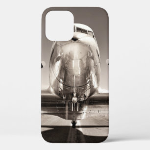 Vintage-Flugzeug auf einer Start- und Landebahn Case-Mate iPhone Hülle