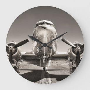 Vintage-Flugzeug auf einer Start- und Landebahn Große Wanduhr