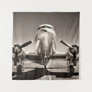Vintage-Flugzeug auf einer Start- und Landebahn Wandteppich