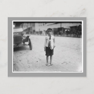 Vintage-Foto eines Zeitungsjungen Postkarte