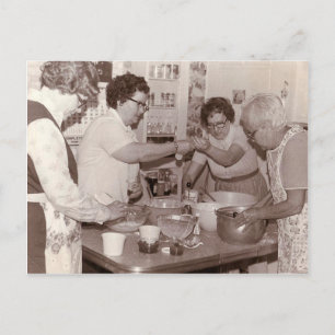 Vintage-Foto von Frauen beim Kochen Postkarte