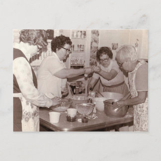 Vintage-Foto von Frauen beim Kochen Postkarte