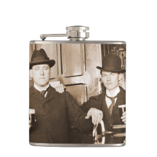 Vintage-Foto von Männern, die Bier trinken Saloon  Flachmann