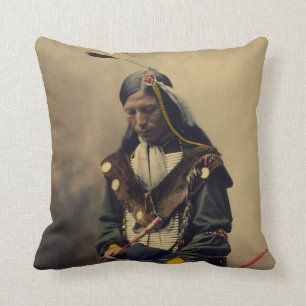 Vintage Fotografie des Cherokee Mannes mit Bogen Kissen