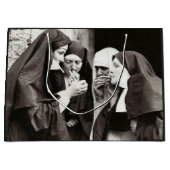 Vintage Fotografie von Rauchnonnen Große Geschenktüte (Vorderseite)