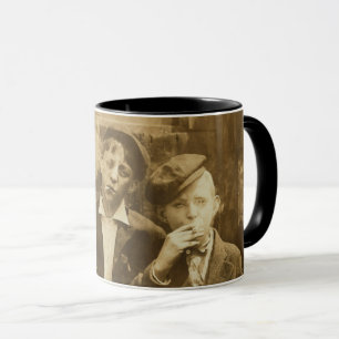 Vintage-Fotografie von Zeitungsjungen, die Zigarre Tasse