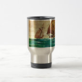 Vintage französische Fischerboote in Meer Reisebecher (Mittel)