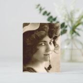 Vintage Französische Frau mit Süßkirschen Postkarte (Stehend Vorderseite)