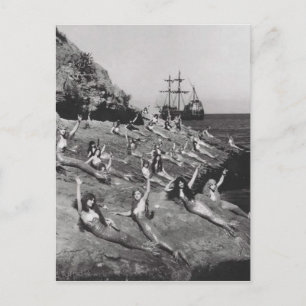 Vintage Frau als Meerjungfrau am Strand Postkarte