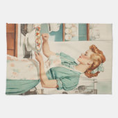 Vintage Frau bereitet Ostereier zu Geschirrtuch (Horizontal)