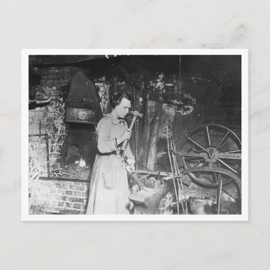 Vintage Frau Blacksmith, 1920 Postkarte (Vorderseite)