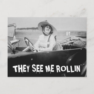 VINTAGE-FRAU IM AUTO, SIE SEHEN MICH ROLLEN Postka Postkarte