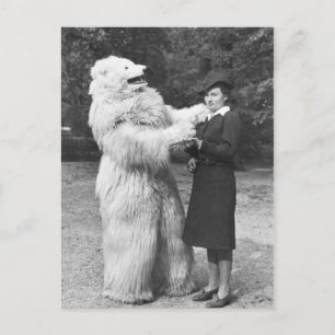 Vintage-Frau und Mann in einem Bärenkostüm Postkarte