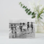 Vintage Frauen am Strand Postkarte (Stehend Vorderseite)