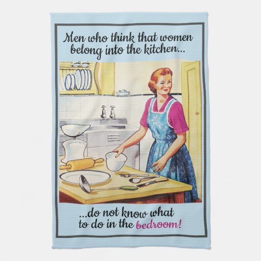 Vintage Funny Feminist Women in Kitchen Geschirrtuch (Vertikal)