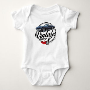 Vintage-Garage mit schwarzem Corvette Baby Strampler