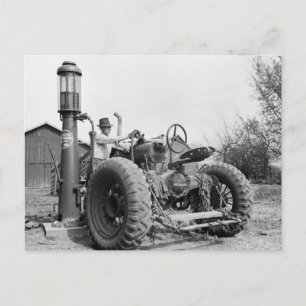 Vintage Gaspumpe auf dem Bauernhof in den 40er Jah Postkarte