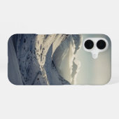 Vintage Gebirgspass im Schnee iPhone 16 Hülle (Rückseite (Horizontal))