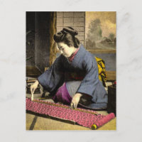 Vintage Geisha bereitet ihren Kimono im alten Japa