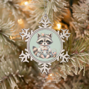 Vintage gekleideter Cottagecore-Waschbär Pastell Schneeflocken Zinn-Ornament