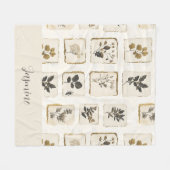 Vintage getrocknete gepresste Wildblumen Name Mono Fleecedecke (Vorderseite (Horizontal))