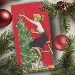 Vintage Girl Decorating Tree Custom Christmas Feiertagskarte<br><div class="desc">Diese Vintage Karte aus der Mitte des Jahrhunderts besticht durch eine junge Dame,  die einen stilvollen Pony-Schwanz aus den 50er Jahren mit der Einrichtung des Weihnachtsbaumes spielt. Personalisieren Sie diese,  indem Sie die Nachricht auf der Rückseite anpassen und/oder Ihren Namen hinzufügen.</div>