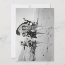 Vintage Girlfriends singen am Strand