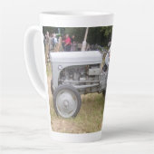 Vintage grauer Massey-Ferguson-Traktor Milchtasse (Linke Ecke)