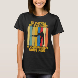 Vintage Großeltern schauen lieber Enkelinnen beim T-Shirt