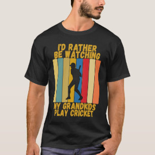 Vintage Großeltern schauen lieber Enkelkindern bei T-Shirt