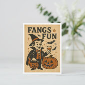 Vintage Halloween Fangs and Fun Postkarte (Stehend Vorderseite)