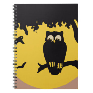 Vintage Halloween, gruseliger Uhu im Baum bei Mond Notizblock