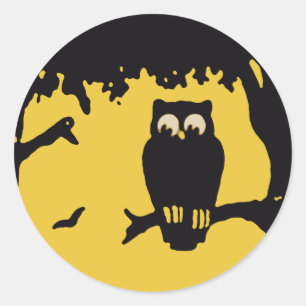 Vintage Halloween, gruseliger Uhu im Baum mit Mond Runder Aufkleber