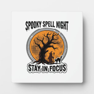 Vintage-Halloween-Hexenbaum und Grafik einer schwa Fotoplatte