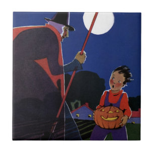 Vintage-Halloween, unheimliche Hexe mit Jungen Fliese