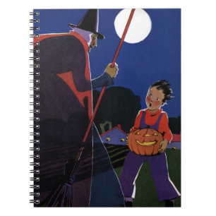 Vintage-Halloween, unheimliche Hexe mit Jungen Notizblock