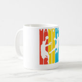 Vintage Handball-Grafik Kaffeetasse (Vorderseite Links)
