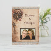 Vintage Hearts Lock and Key Foto Wedding Einladung (Stehend Vorderseite)