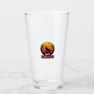 Vintage heulender Wolf Frohes Halloween-Vektordesi Glas