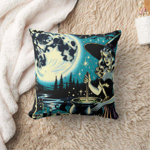 Vintage Hexe, die ein Cauldron Halloween umwirbelt Kissen
