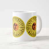 Vintage Himmelsgelbe lächelnd glückliche Hippie Su Jumbo-Tasse (Vorderseite Rechts)