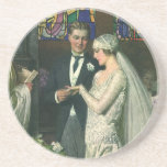 Vintage Hochzeit, Braut und Bräutigam mit Menorah Getränkeuntersetzer<br><div class="desc">Vintage Illustration Liebe und romanische Hochzeitszeremonie mit einem Ehepaar,  das in einer schönen Synagoge mit Buntglasfenstern,  Blume und einer sieben Zweigstellen-Menorah heiraten wird. Die Braut trägt ein langes weißes Hochzeitskleid und der Bräutigam ist gut aussehend in seinem Smoking.</div>