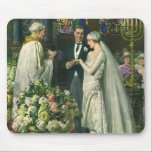 Vintage Hochzeit, Braut und Bräutigam mit Menorah Mousepad<br><div class="desc">Vintage Illustration Liebe und romanische Hochzeitszeremonie mit einem Ehepaar,  das in einer schönen Synagoge mit Buntglasfenstern,  Blume und einer sieben Zweigstellen-Menorah heiraten wird. Die Braut trägt ein langes weißes Hochzeitskleid und der Bräutigam ist gut aussehend in seinem Smoking.</div>