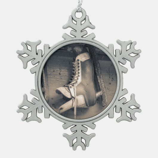 Vintage Hockey-Skate Schneeflocken Zinn-Ornament (Vorderseite)