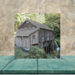 Vintage Holzwolzmühle Fliese<br><div class="desc">Für Geschichte und nostalgische Sammler! Keramik Kachel,  die das Foto einer Vintagen,  hölzernen Mühle zeigt,  die heute eine historische Sehenswürdigkeit ist. Perfekt für den Einsatz als Küchentrivit! Kredit: Cedar Creek Grist Mill - Woodland,  Washington.</div>