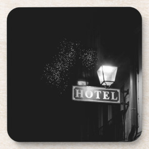 Vintage-Hotelschild, Straßenlaterne und viele Lich Getränkeuntersetzer