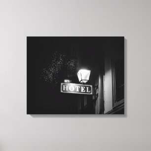 Vintage-Hotelschild, Straßenlaterne und viele Lich Leinwanddruck